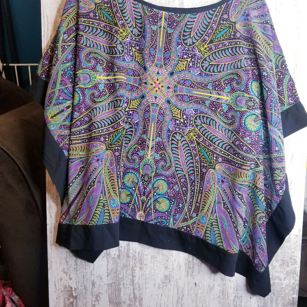 Women's Size Small Batwing Colorful Top - Picture 3 of 5